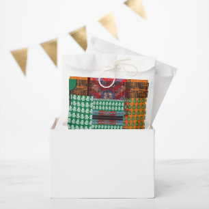 ein grün-schwarzes Muster mit einem Baum in der Mi Geschenktütchen