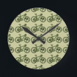 ein grünes Fahrrad Runde Wanduhr<br><div class="desc">Ein cooles,  grünes Fahrraddesign für Fahrradliebhaber - Sie können die Hintergrundfarbe ändern</div>