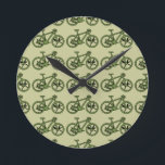 ein grünes Fahrrad Runde Wanduhr<br><div class="desc">Ein cooles,  grünes Fahrraddesign für Fahrradliebhaber - Sie können die Hintergrundfarbe ändern</div>