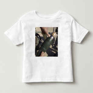 Ein Gruppenführer zeigt auf eine Kleinkind T-shirt