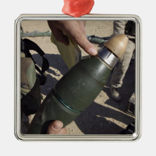 Ein Gruppenführer zeigt auf eine Ornament Aus Metall
