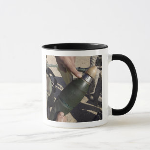 Ein Gruppenführer zeigt auf eine Tasse
