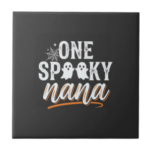 Ein gruseliger Nana Halloween-Geist-Design Fliese