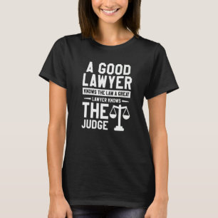 Ein guter Anwalt kennt das Gesetz, ein großartiger T-Shirt