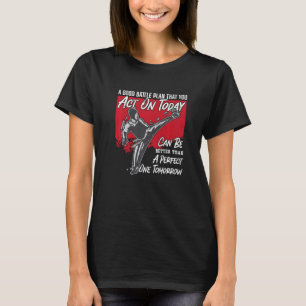 Ein guter Schlachtplan trainiert hohe Kicks Kämpfe T-Shirt