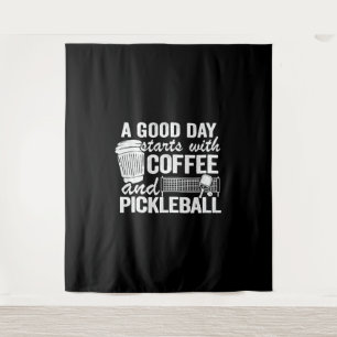 Ein guter Tag beginnt mit Kaffee und Pickleball Wandteppich