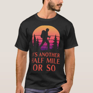 Ein halber Kilometer mehr Wandern Bergwanderer Ruc T-Shirt