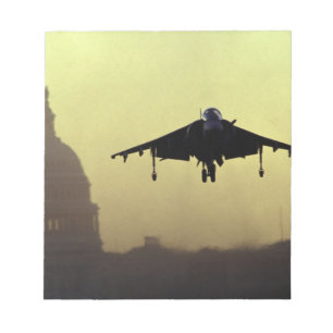 Ein Harrier-Jet landet bei Morgengrauen auf der Ma Notizblock