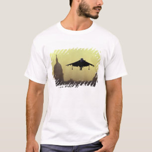 Ein Harrier-Jet landet bei Morgengrauen auf der Ma T-Shirt