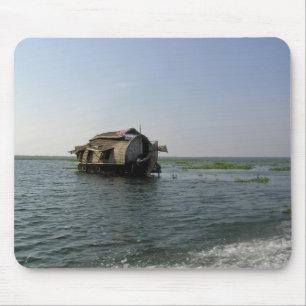 Ein Hausboot, das sich friedvoll durch einen Mousepad