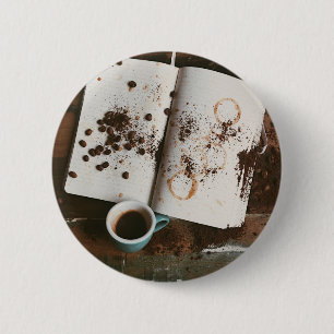 Ein heißer Kaffee mit Büchern und Bohnen Button