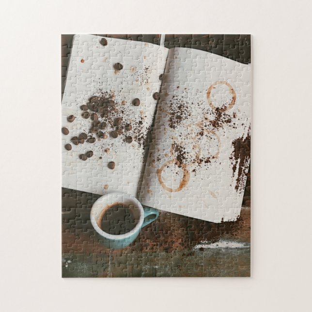 Ein heißer Schlammkaffee mit festem Buch und Bohne (Vertikal)