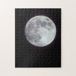Ein heller Vollmond in einem schwarzen Nachthimmel
