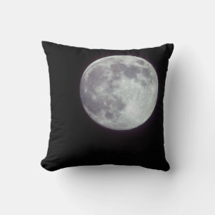 Ein heller Vollmond in einem schwarzen Nachthimmel Kissen