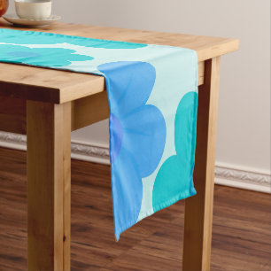 Ein helles Himmel-Kühles-Blumen-Design Kurzer Tischläufer