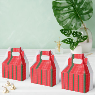 Ein hellroter Apfel sitzt auf einer schlichten, we Geschenkschachtel