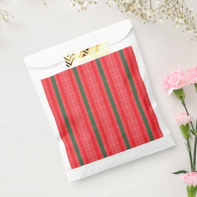 Ein hellroter Apfel sitzt auf einer schlichten, we Geschenktütchen (Versiegelt)