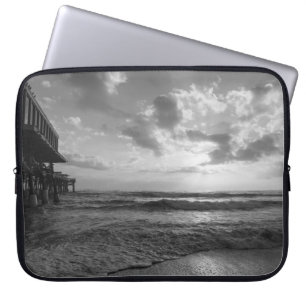 Ein herrlicher Strandmorgen in Graustufen Laptopschutzhülle