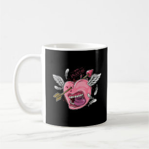 ein Herz der Liebe mit Lippen und Flügeln, die von Kaffeetasse
