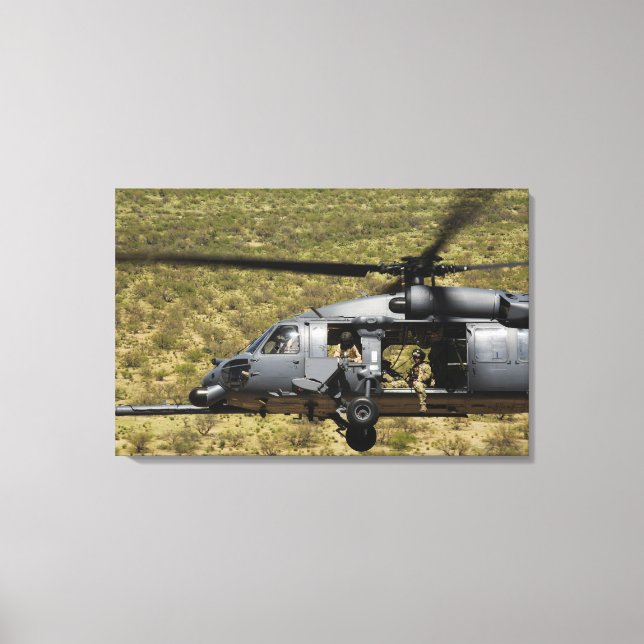 Ein HH-60 Pave Hawk fliegt über die Wüste Leinwanddruck (Vorderseite)