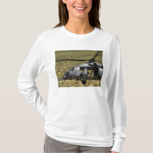 Ein HH-60 Pave Hawk fliegt über die Wüste T-Shirt