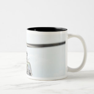Ein HH-60 pflastern Falkehubschrauber Zweifarbige Tasse