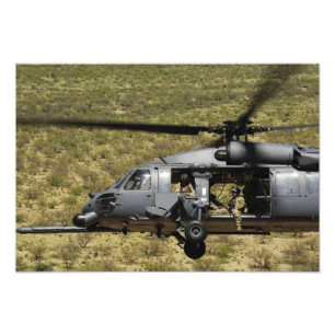 Ein HH-60 pflastern Falken fliegt über die Wüste Fotodruck
