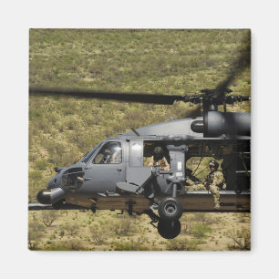 Ein HH-60 pflastern Falken fliegt über die Wüste Magnet