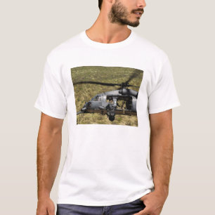 Ein HH-60 pflastern Falken fliegt über die Wüste T-Shirt