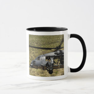 Ein HH-60 pflastern Falken fliegt über die Wüste Tasse