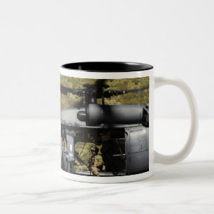 Ein HH-60 pflastern Falken fliegt über die Wüste Zweifarbige Tasse