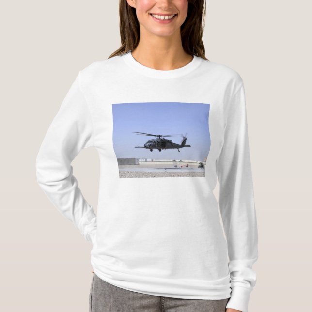 Ein HH-60G Pave Hawk startet vom Camp Bastio T-Shirt (Vorderseite)