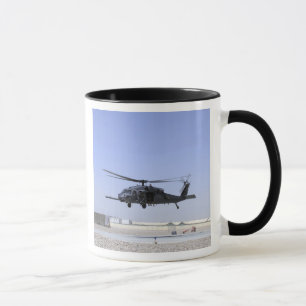 Ein HH-60G Pave Hawk startet vom Camp Bastio Tasse