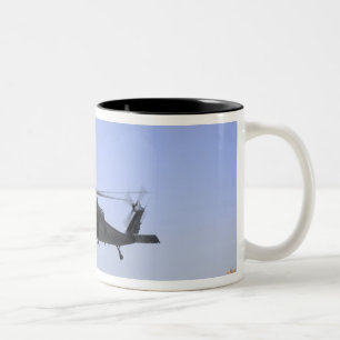 Ein HH-60G Pave Hawk startet vom Camp Bastio Zweifarbige Tasse