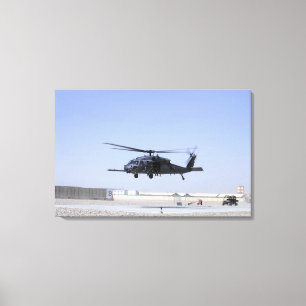 Ein HH-60G pflastern den Falken, der vom Lager Leinwanddruck