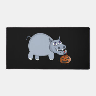 Ein Hippo mit einem Pumpkettenbeutel Schreibtischunterlage