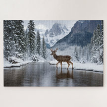 Ein Hirsch an einem Fluss im Winter