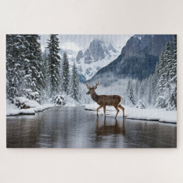 Ein Hirsch an einem Fluss im Winter