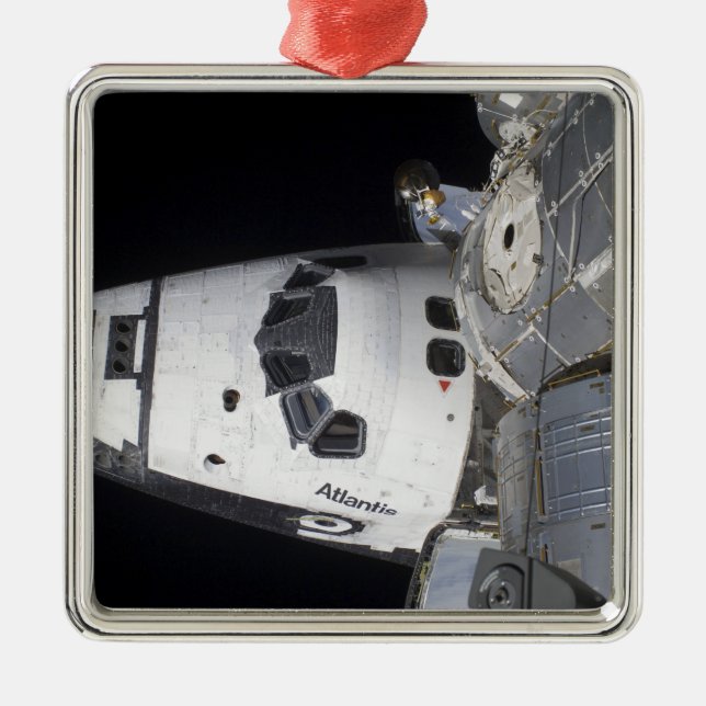 Ein hochwinkeliger Blick auf die Crew Ornament Aus Metall (Vorne)