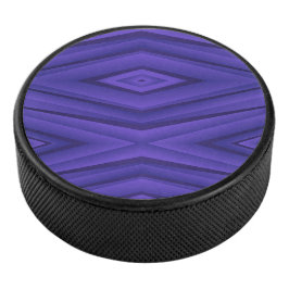 Ein Hockeypuck mit einem lebendigen, violetten geo Eishockey Puck