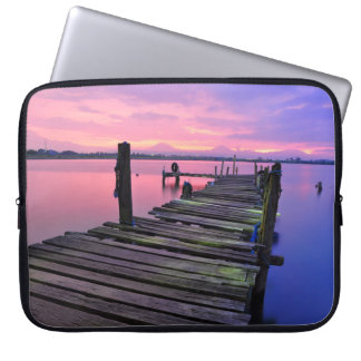 Ein hölzerner Pier Laptopschutzhülle