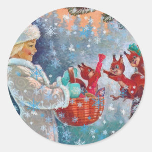 Ein hübsches Mädchen und Eichhörnchen zu Weihnacht Runder Aufkleber