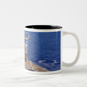 Ein Hubschrauber klärt den Führerraum Zweifarbige Tasse