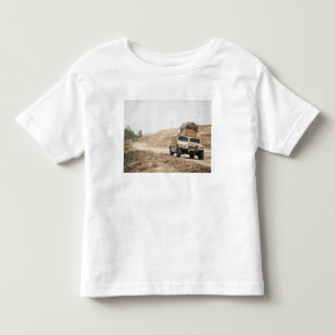Ein Humvee leitet Sicherheit Kleinkind T-shirt