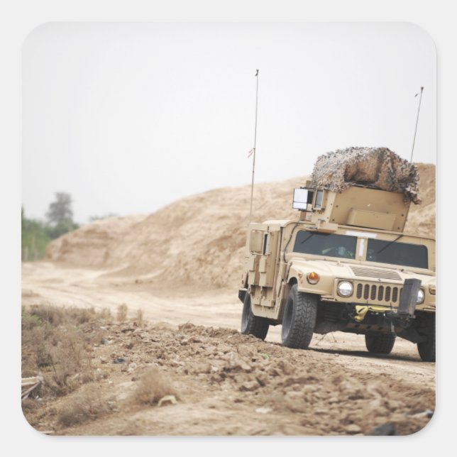Ein Humvee leitet Sicherheit Quadratischer Aufkleber (Vorderseite)