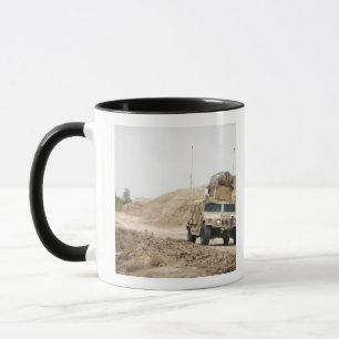 Ein Humvee leitet Sicherheit Tasse