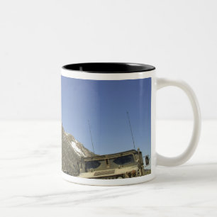 Ein Humvee wird am Re-übertragenden Standort Zweifarbige Tasse