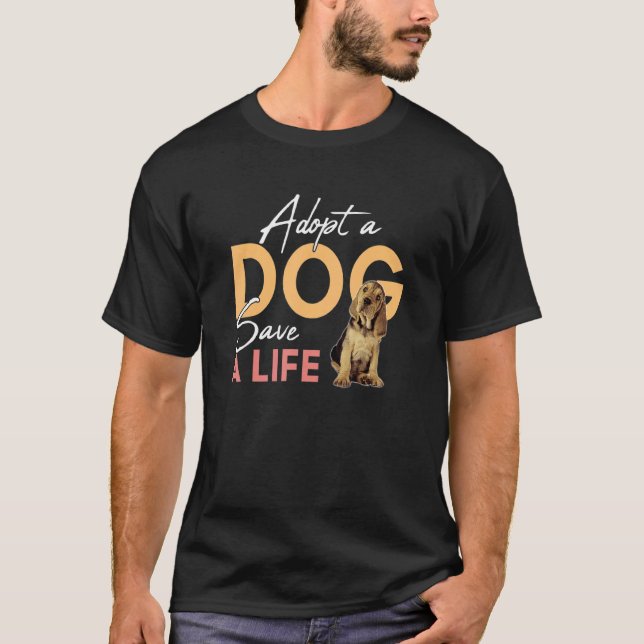 Ein Hund adoptiere einen lebensrettenden Bluthund  T-Shirt (Vorderseite)