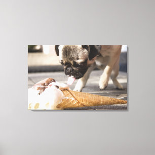 Ein Hund, der ein Eis aus einem Gehsteig isst Leinwanddruck