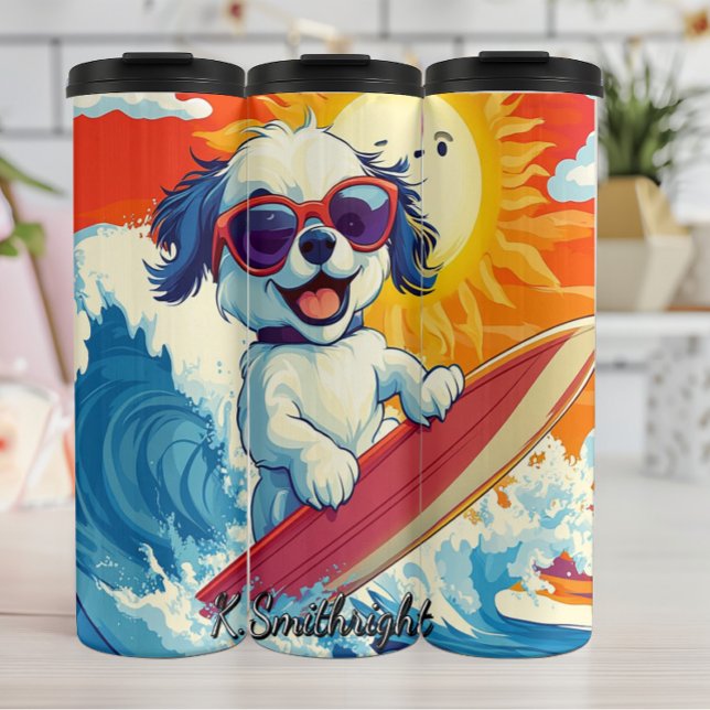Ein Hund, der eine große Welle surft Thermosbecher (Von Creator hochgeladen)
